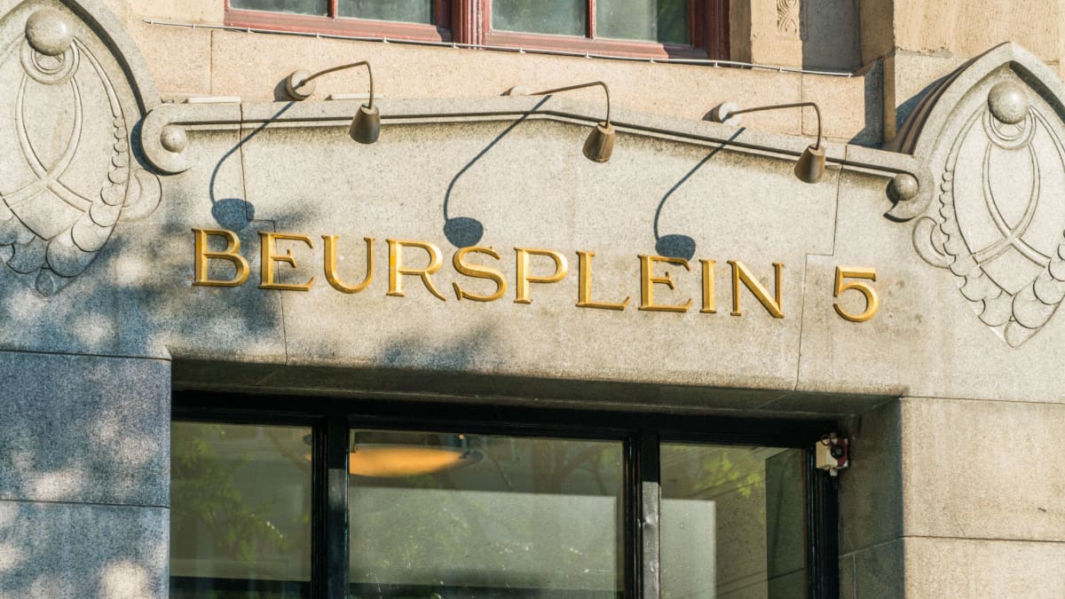 Een afbeelding van de AEX in Amsterdam bij het Beursplein Een afbeelding van de AEX in Amsterdam bij het Beursplein