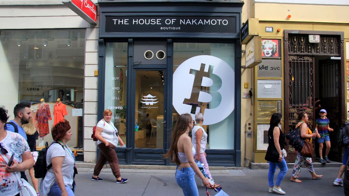 Een afbeelding van 'the house of nakamoto' met een bitcoin logo op de gevel van een winkel _ huis Een afbeelding van 'the house of nakamoto' met een bitcoin logo op de gevel van een winkel _ huis