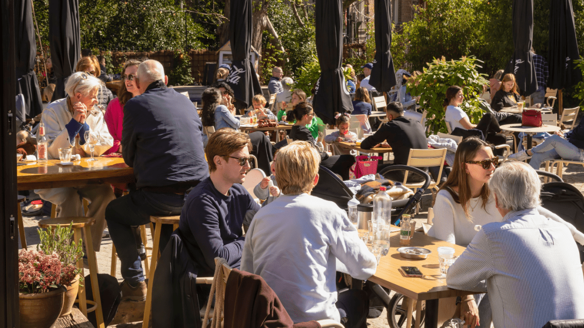 Uit eten op terras in Amsterdam Uit eten op terras in Amsterdam