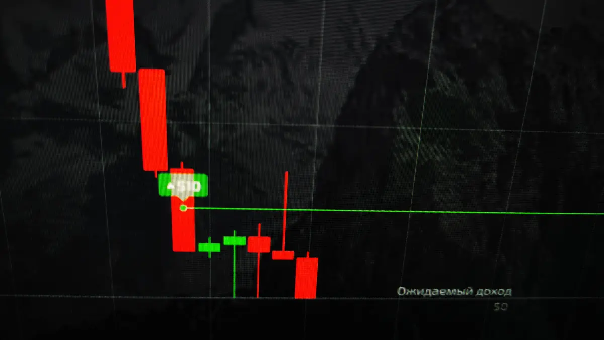 Crypto Rewind: van miljoenenhack tot rechtszaak om bitcoin Een afbeelding van een hard dalende candle chart