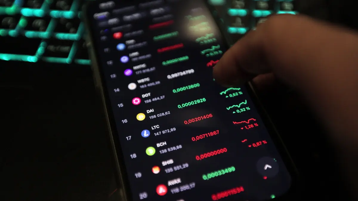 AI voorspelt: 'deze cryptomunten hebben de meeste groeikansen' Een afbeelding van een lijst met verschillende altcoins