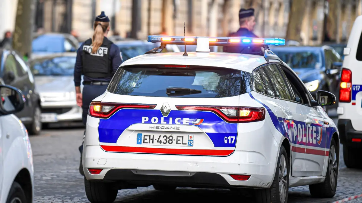 Een afbeelding van een politie auto in Frankrijk