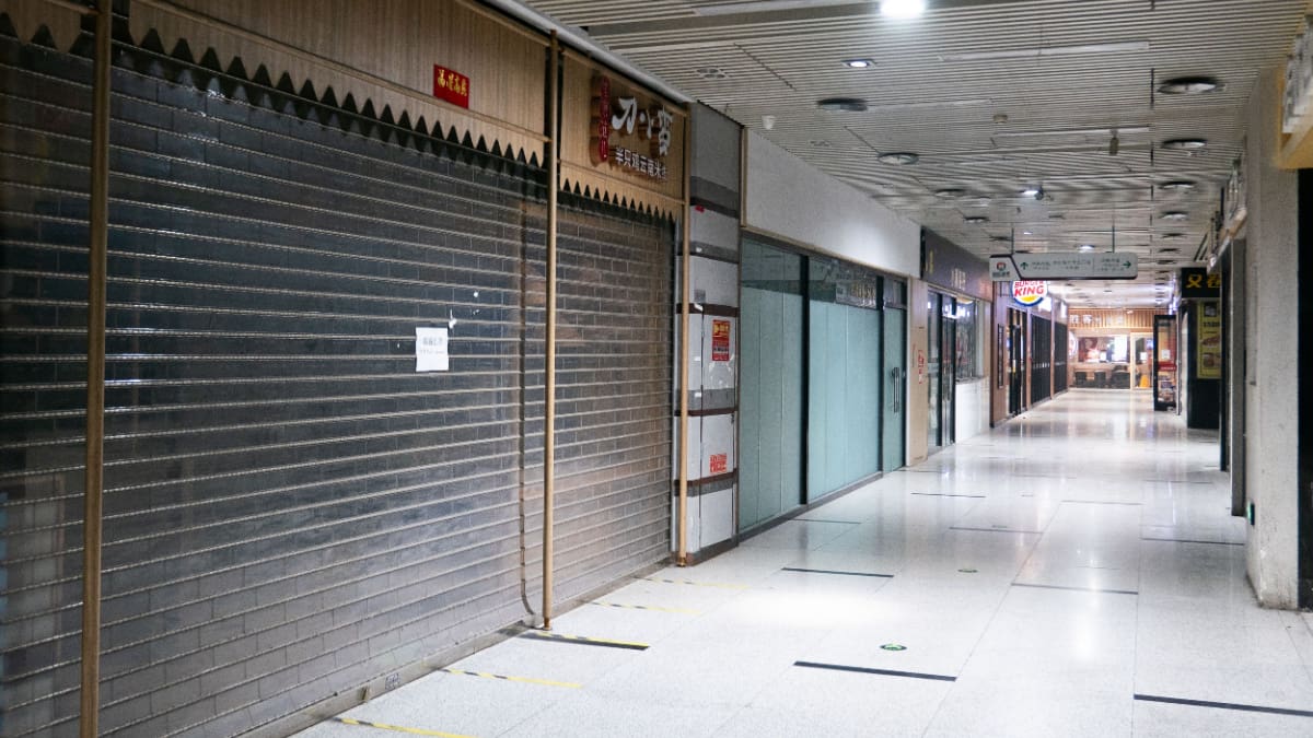 Een afbeelding van gesloten deuren van failliete bedrijven in een winkelcentrum Een afbeelding van gesloten deuren van failliete bedrijven in een winkelcentrum