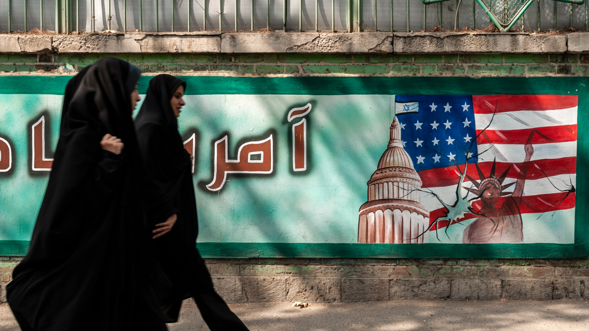 Vrouwen-in-Iran-lopen-over-straat Vrouwen-in-Iran-lopen-over-straat