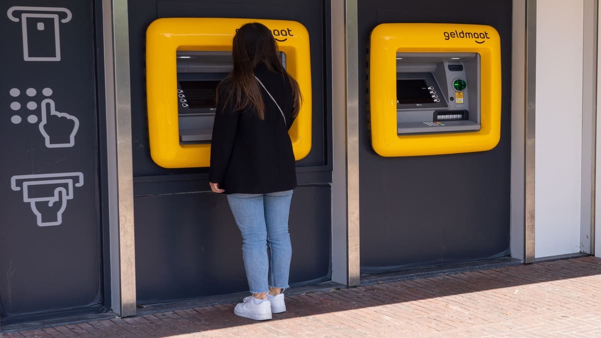 Bemmel, , The, Netherlands, -, May, 31, 2023:, Geldmaat, Atm, Machine Uitgezocht: Nederlandse spaarrentes lopen mijlenver achter op deze 3 opties