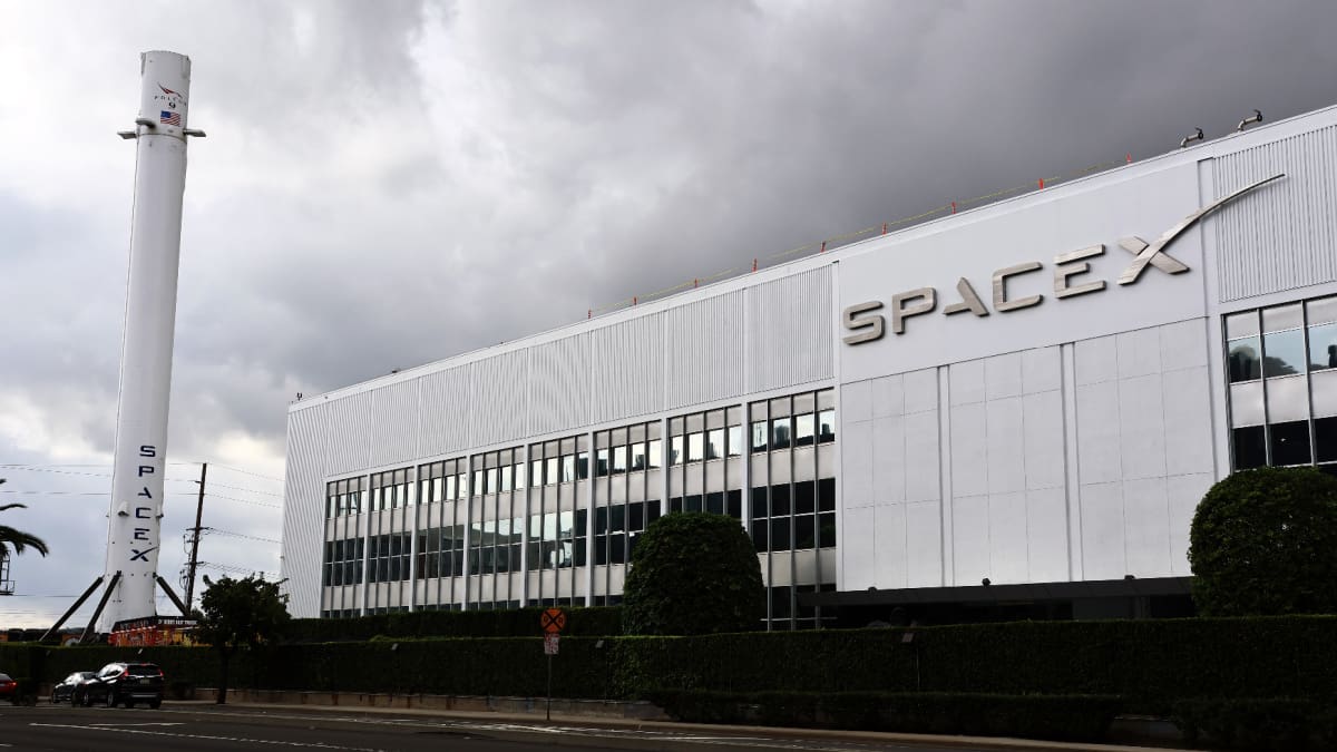 Een afbeelding van het SpaceX kantoor in LA Een afbeelding van het SpaceX kantoor in LA