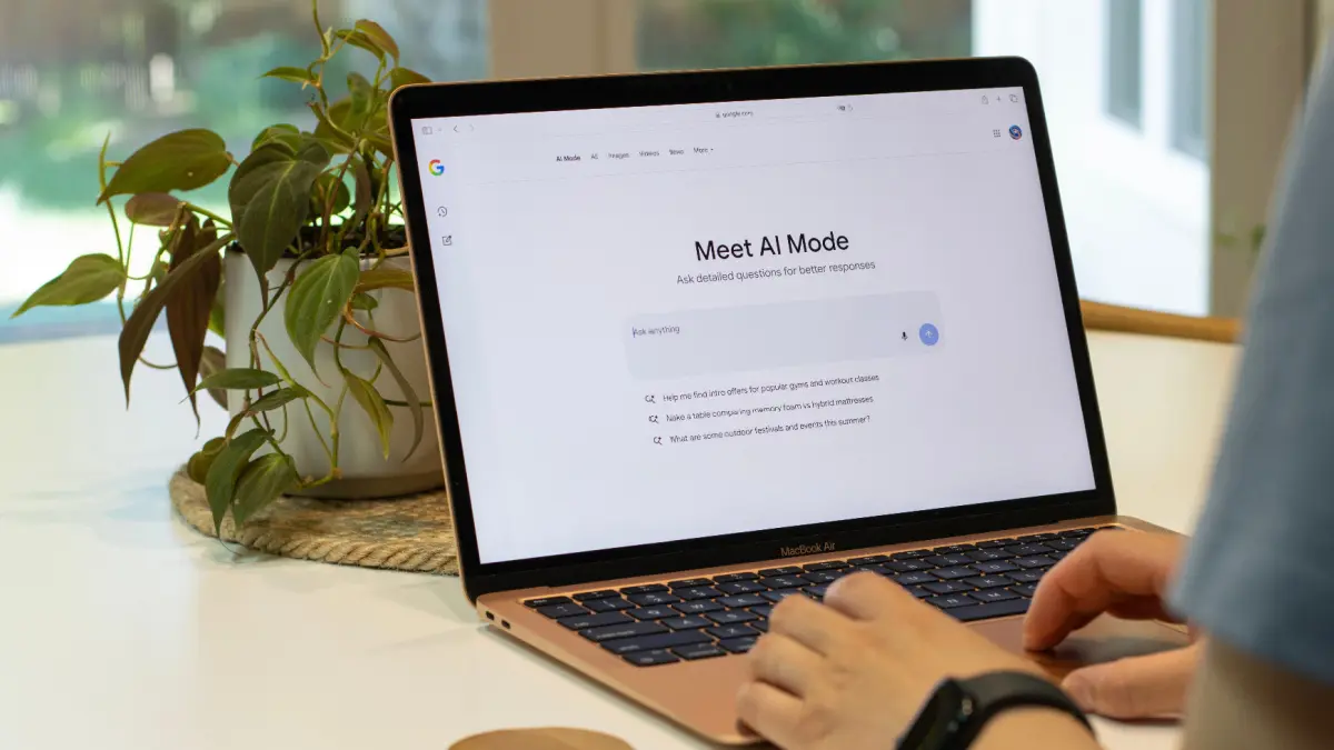 Een afbeelding van iemand die AI mode van Google gebruikt