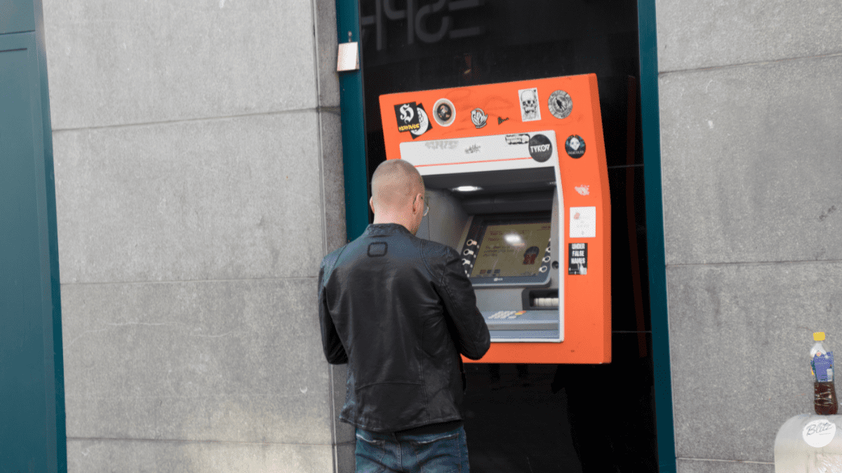 atm-nederland Lage spaarrentes drijven Nederlanders naar alternatief met 8% ‘stortingsbonus’