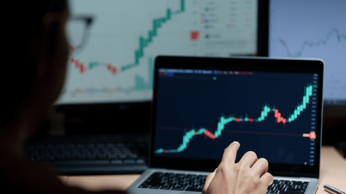 chart-laptop-grafiek-groen Nederlanders kopiëren ‘luie’ XRP-strategie die 114% winst ziet