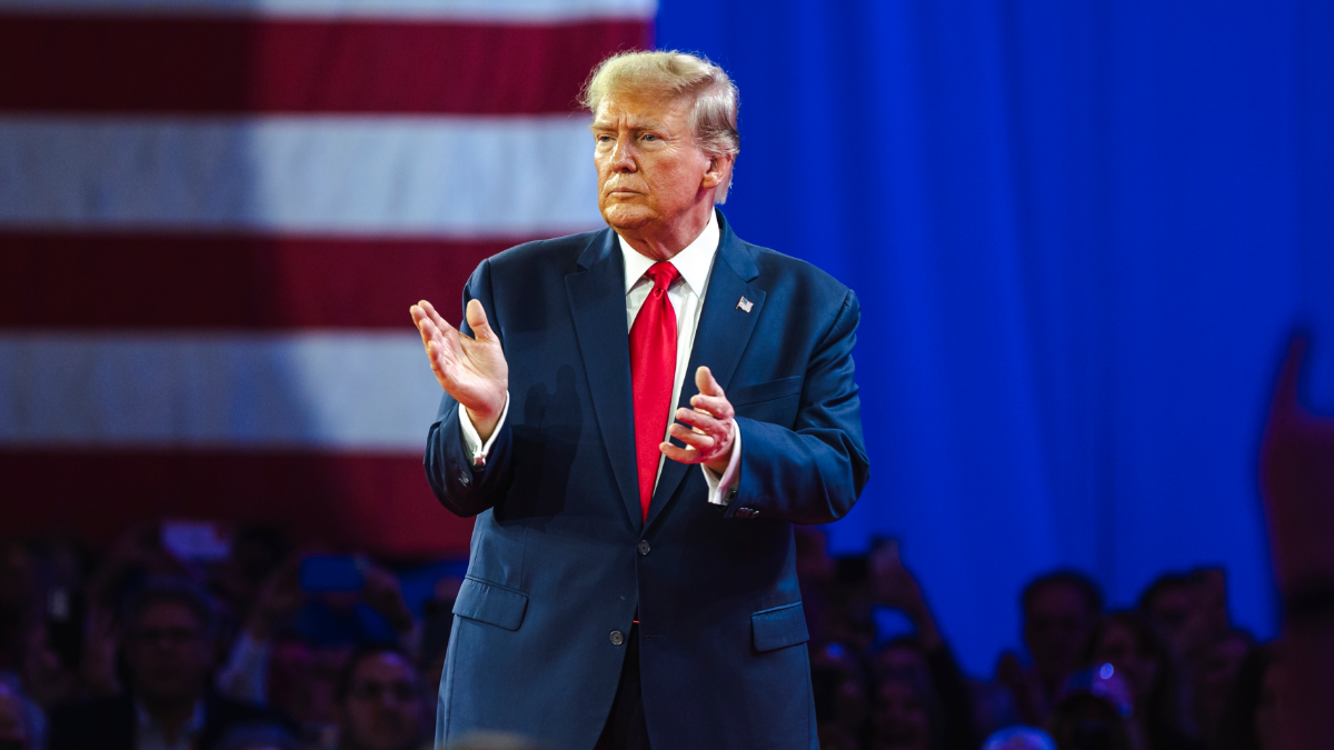 donald-trump-vlag-klappen Goed voor bitcoin: Trump dringt aan op lagere rente