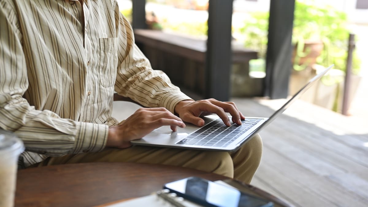 Cropped, Image, Of, A, Young, Man, Typing, On, A, Computer Rapport: mensen raken crypto kwijt na instellen verkeerde achtergrond