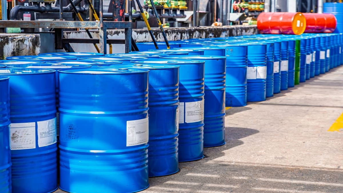 Oil, Barrels, Blue, Or, Chemical, Drums, Horizontal, And, Vertical Olieprijs zakt naar laagste niveau in drie maanden