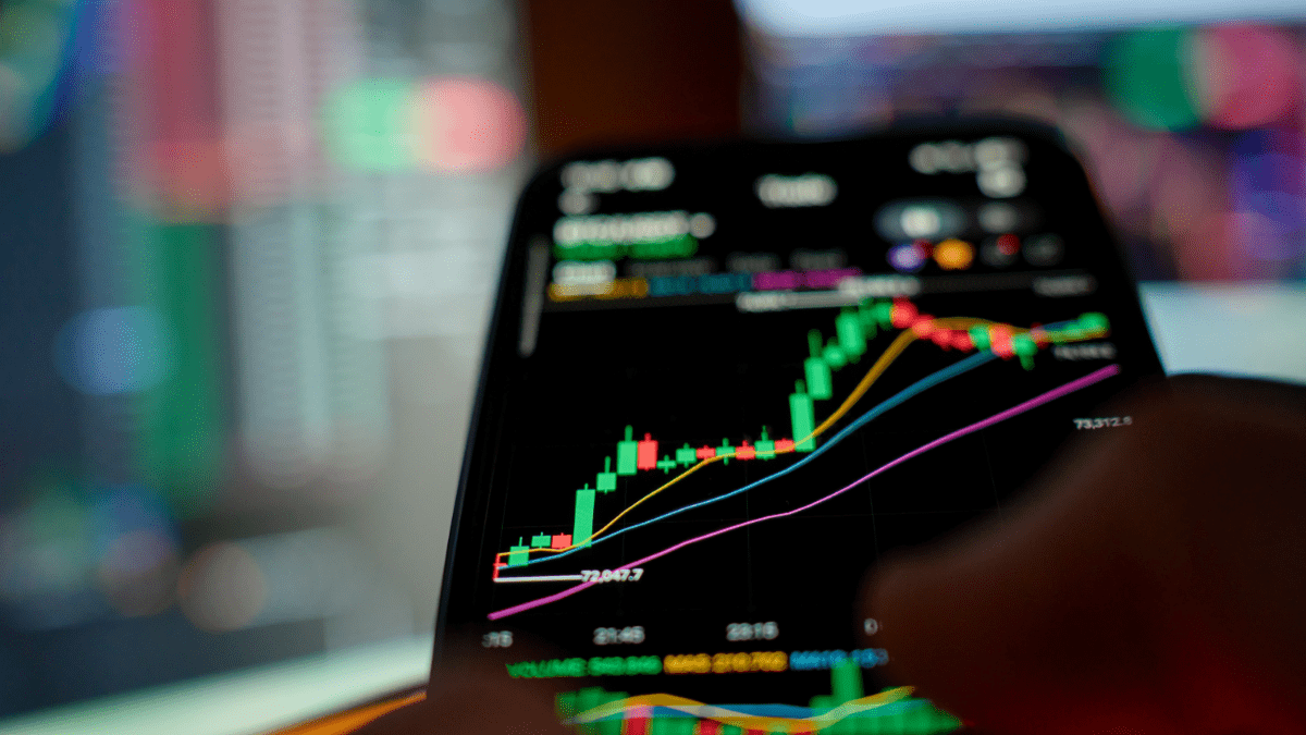telefoon-grafiek Europa pakt geliefd crypto-product weer op: handel op OKX stijgt 447%