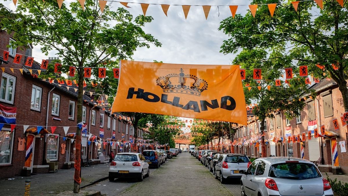 WK Voetbal in Nederland, straat kleurt oranje Rabobank: Nederland profiteert mee als Oranje in dit WK presteert